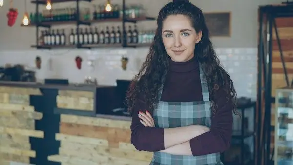 Gérante souriante dans son café