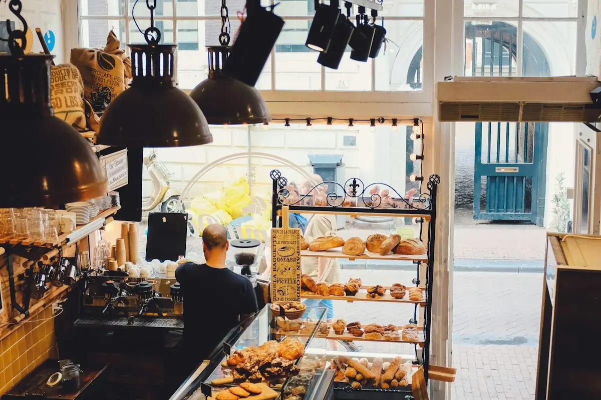 Vue plongeante sur l'étal d'une boulangerie