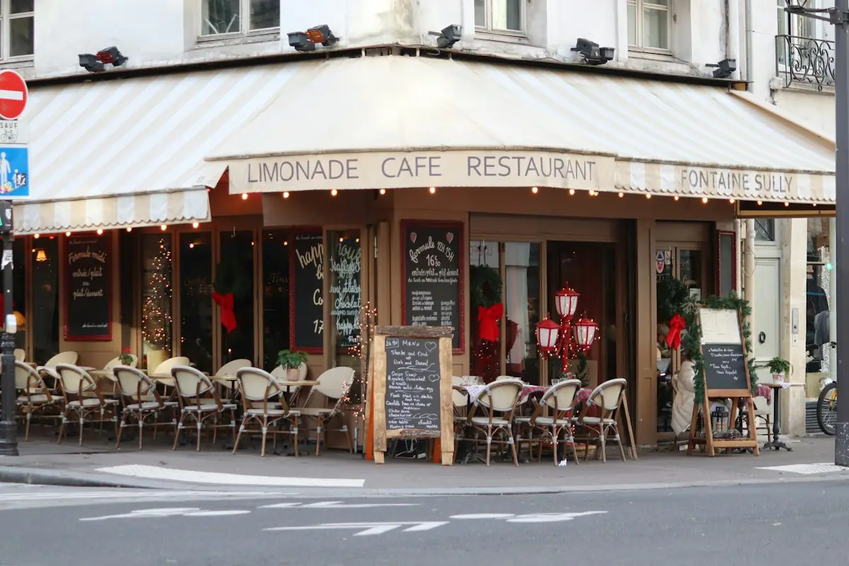 Terrasse d'un café-restaurant d'angle