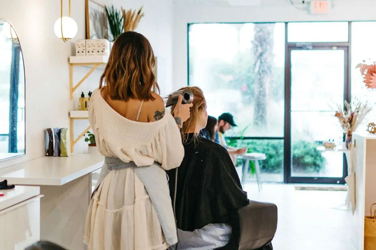 Salon de coiffure installé dans un local commercial