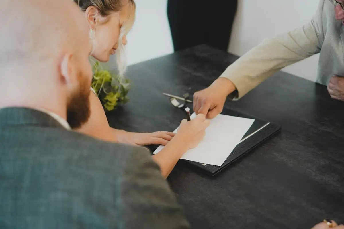 Signature d'un acte et remise des clés autour d'une table