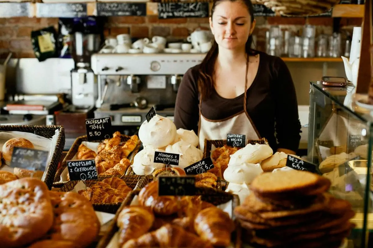 Boulangère derrière son comptoir, au milieu des pains