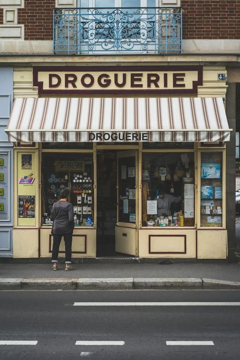 Façade d'une ancienne droguerie en rez-de-chaussée d'immeuble