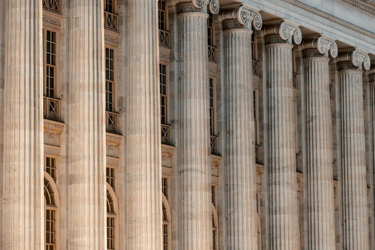 Façade d'un grand bâtiment à colonnes avec une horloge