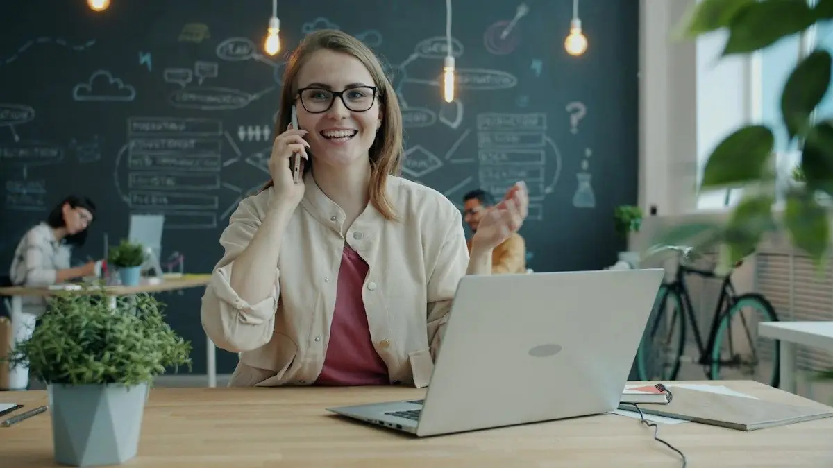 Conseillère souriante au téléphone à son bureau