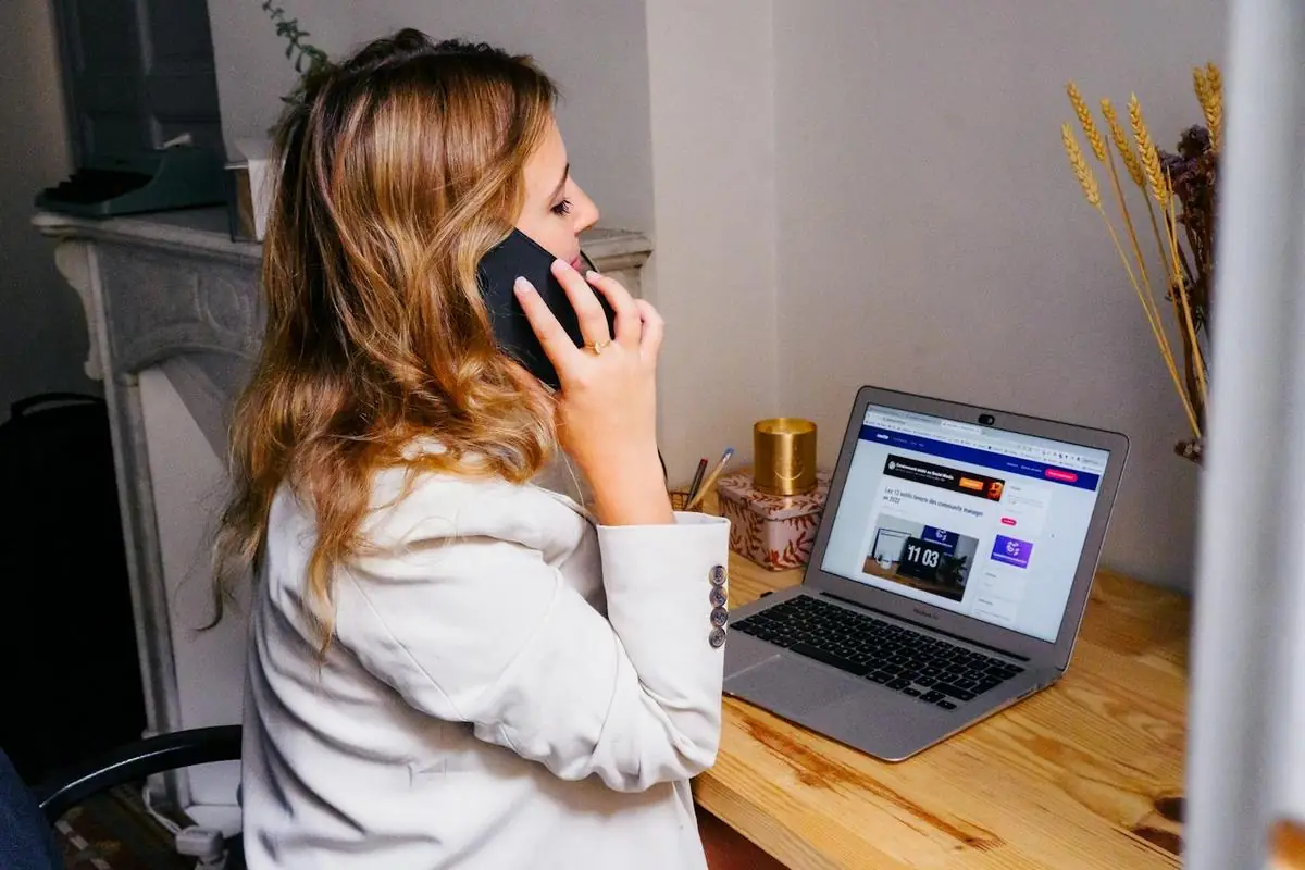 Conseillère au téléphone devant son ordinateur